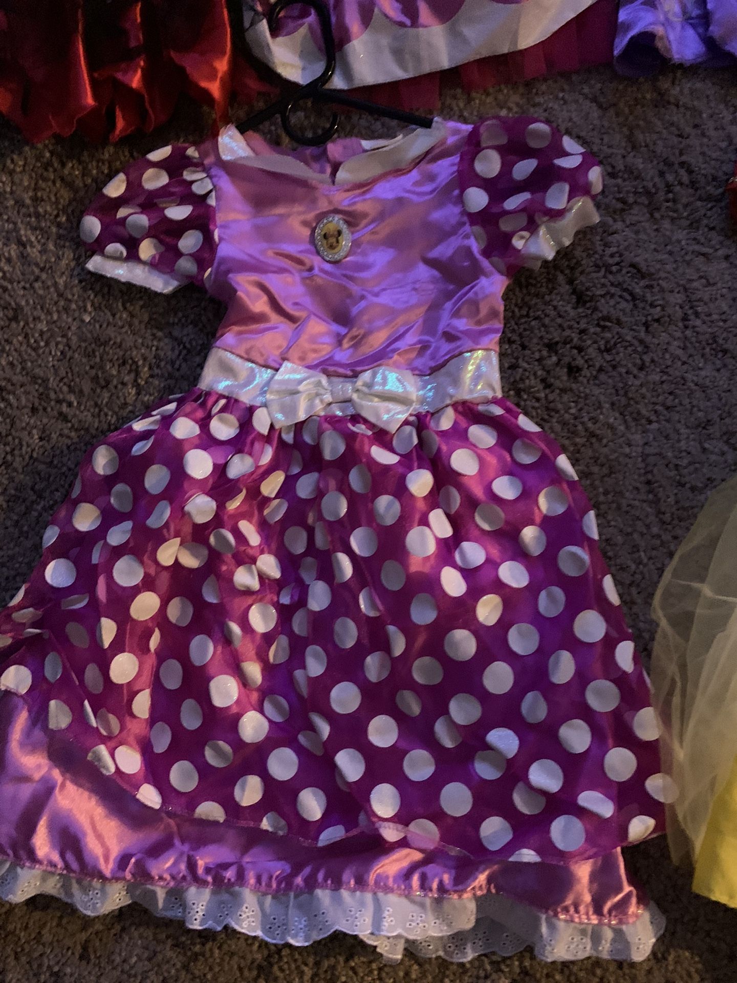 A cinco dólares cada uno los de Mickey mouse son talla seis talla cinco talla uno talla dos el de Blancanieves talla cinco el de calavera rojo t talla