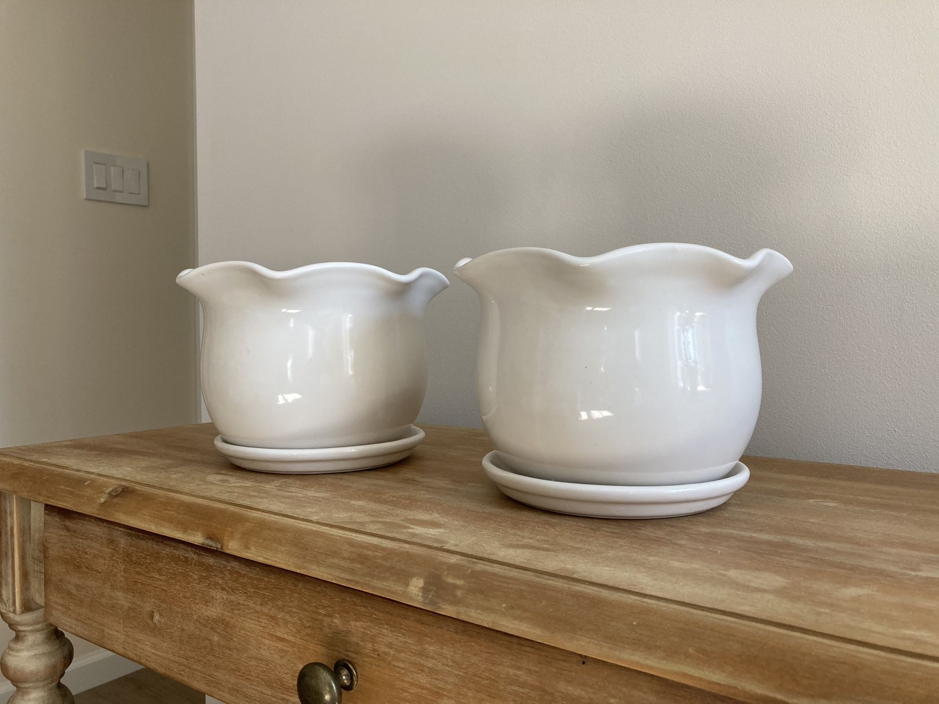 Scallop Edge White Plant Pots