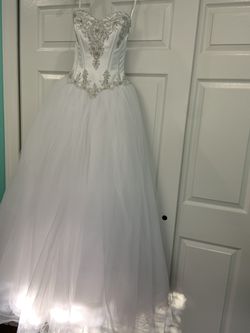 Wedding ball gown size 0-2. Perfect for sweet 16, Quinceanera or debutante ball. Thumbnail