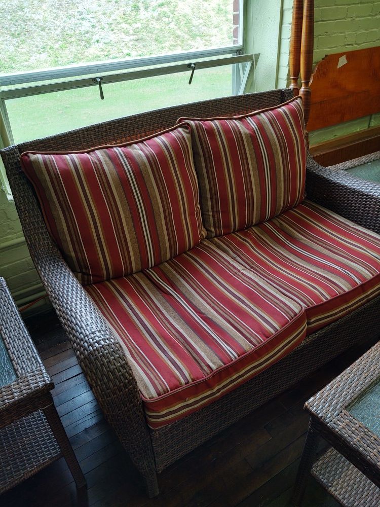 Beautiful vinyl wicker 6 pc patio set