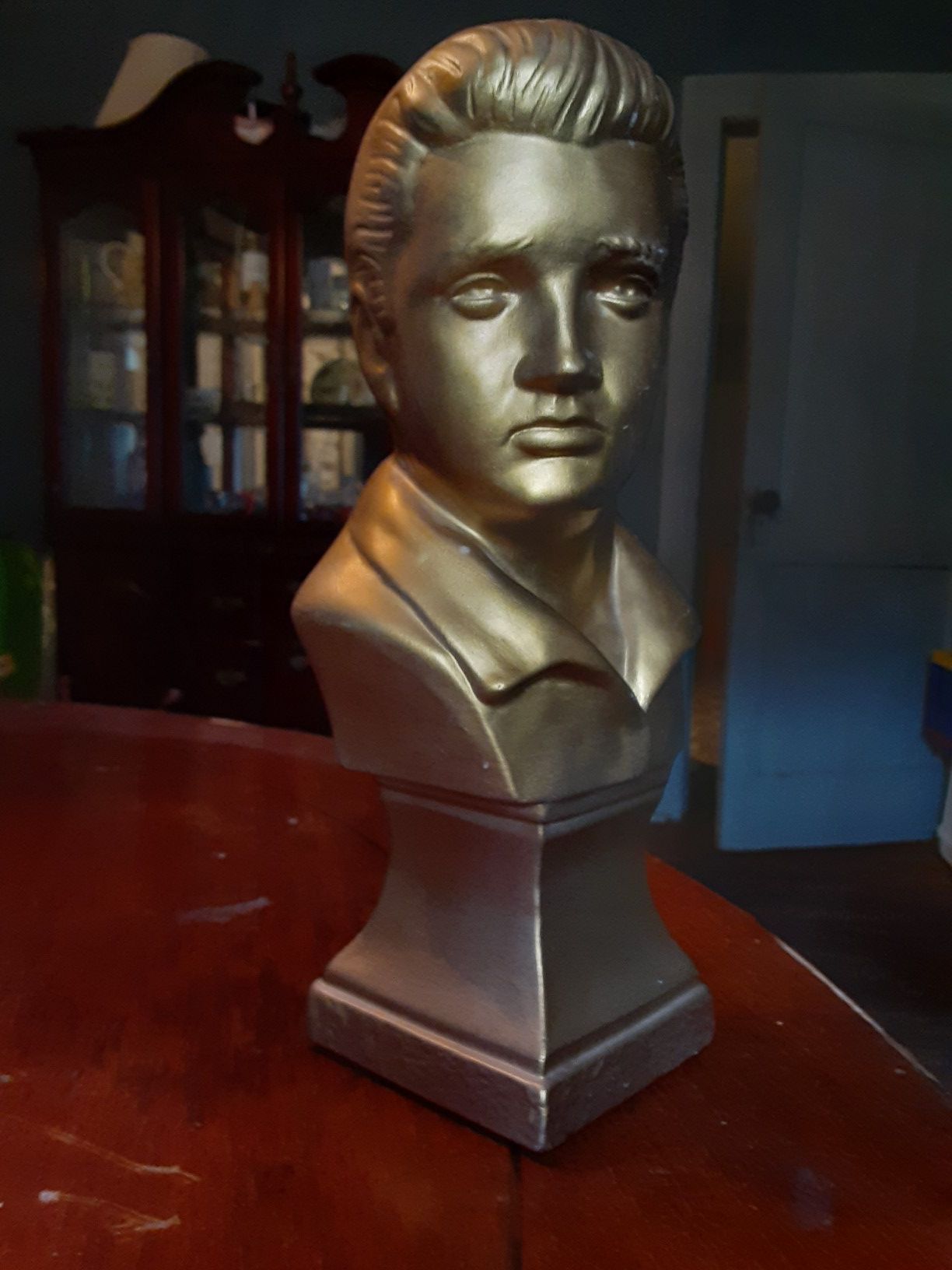 Elvis Presley statue
