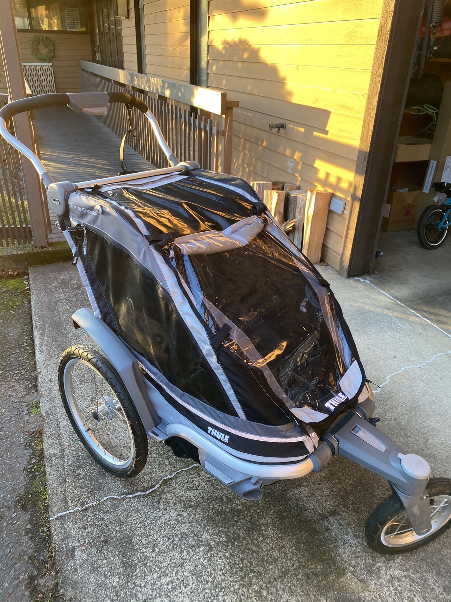 Thule Chariot Chinook bike trailer/stroller for Sale in Seattle, WA