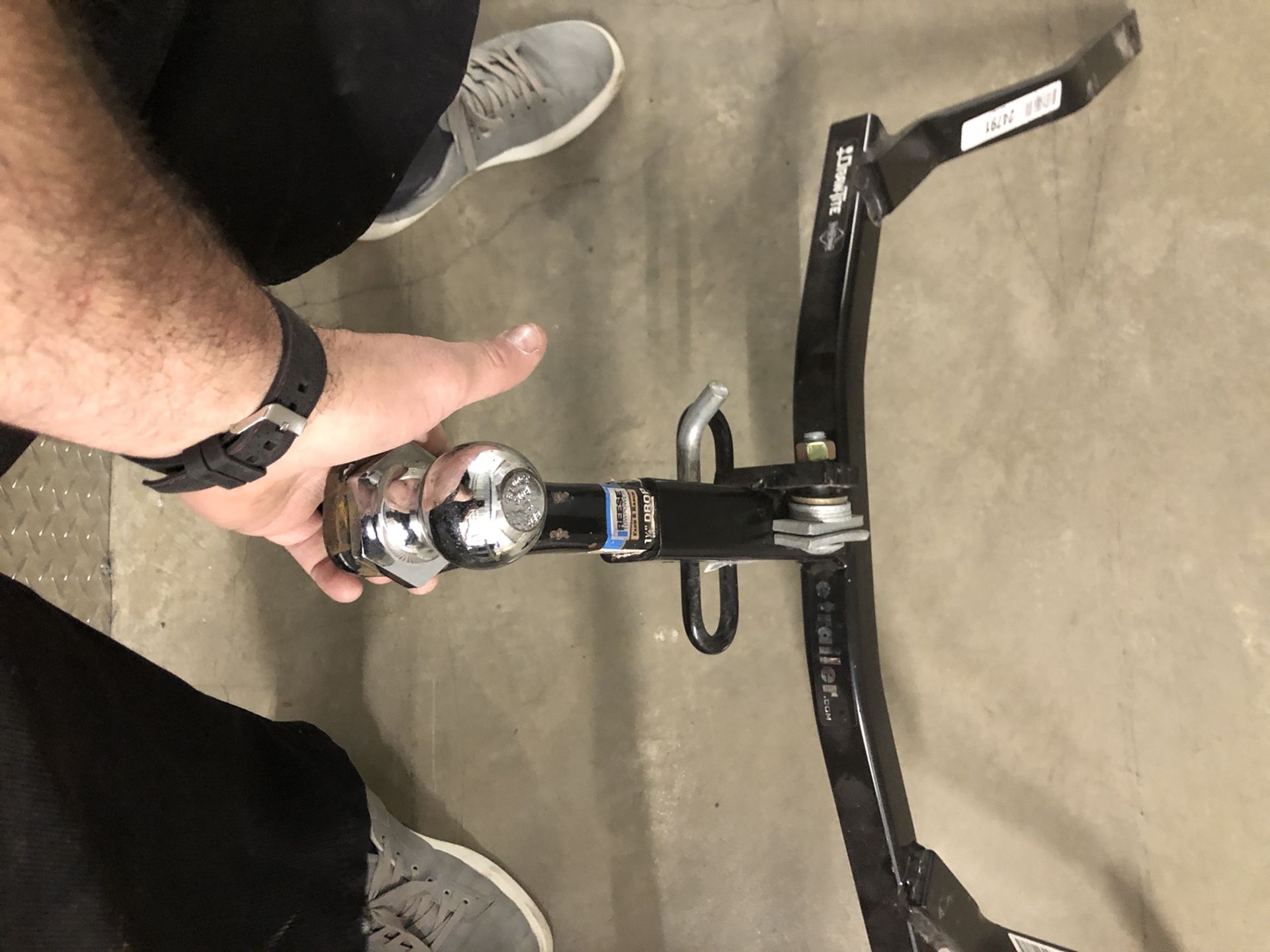 E trailer weight distribution hitch shank
