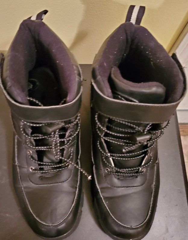 Men's size 8 snow boots