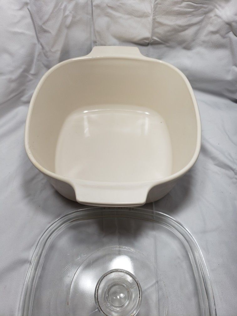 CORNING WARE A-3-B CASSEROLE DISH / PYREX LID Forever Your 3 liters. Good condition and smoke free home.