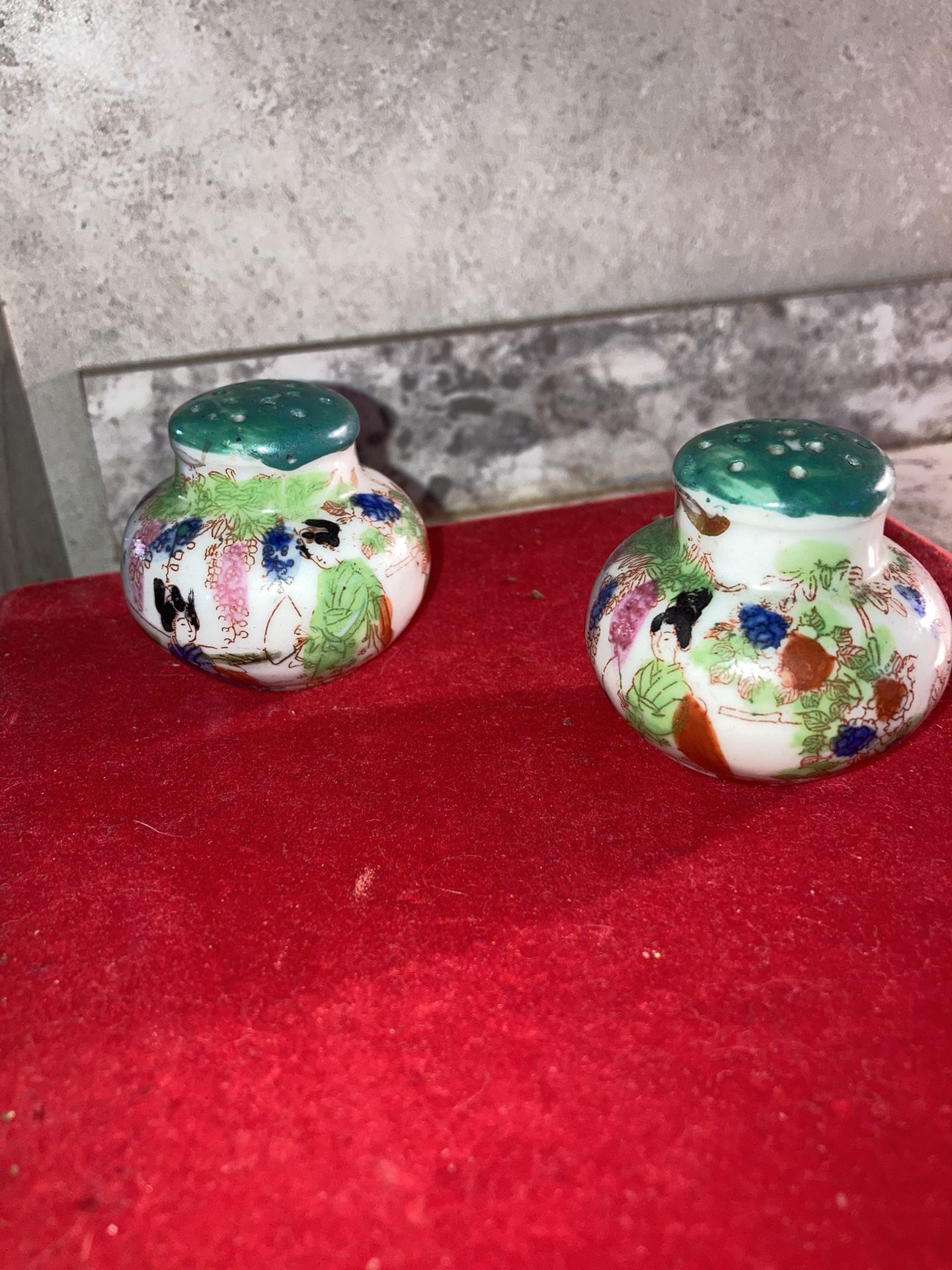 Antquie Pair Of Porcelain Kutani Salt & pepper Shakers From Japan