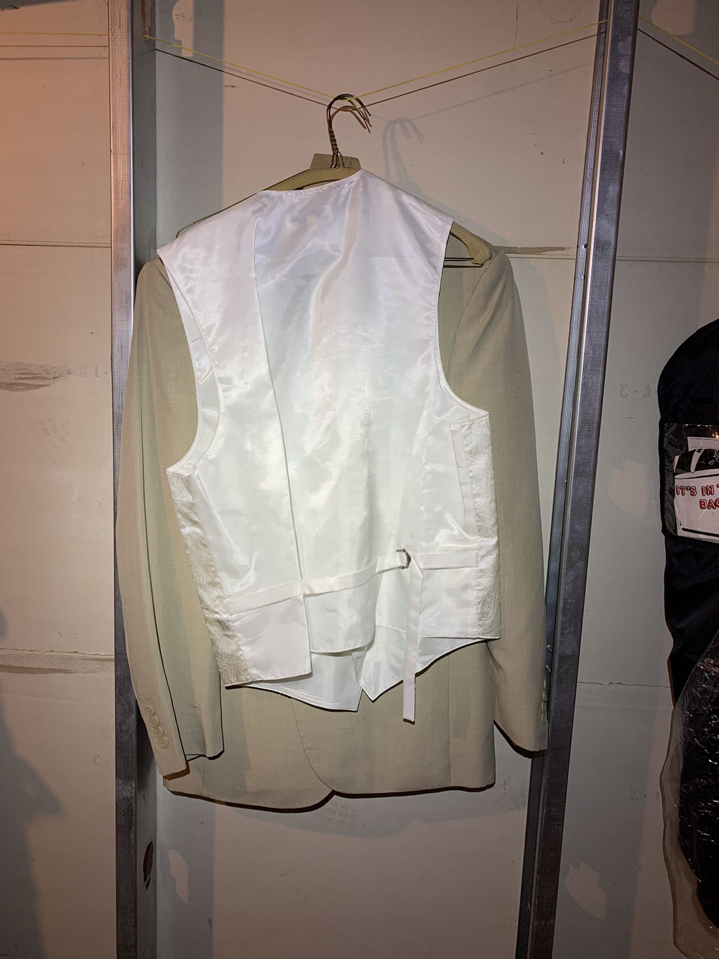 Men’s beige / tan dress suit, off-white paisley vest / tie, tux travel bag, 38L jacket, 32x34 pants