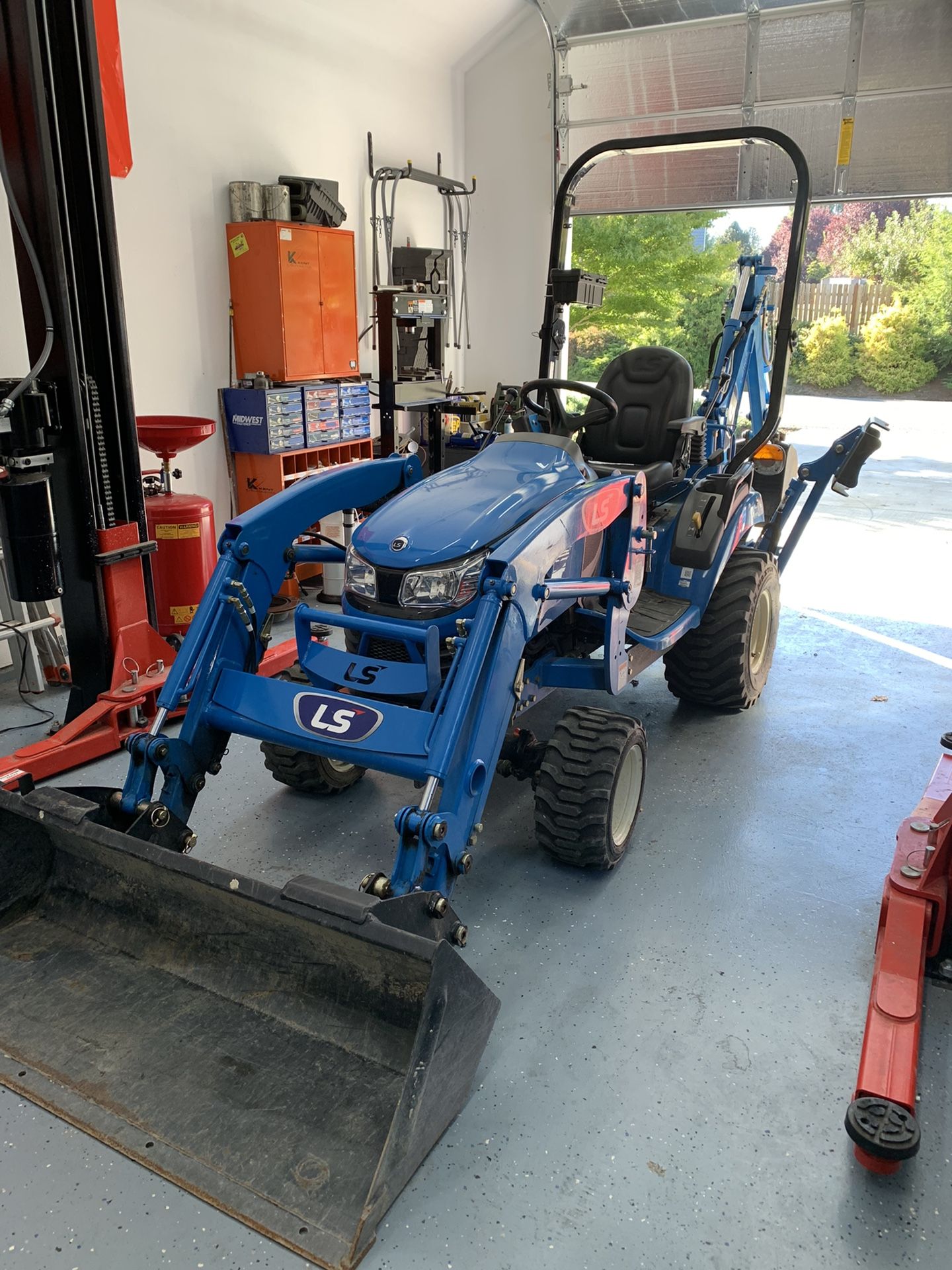 LS Tractor