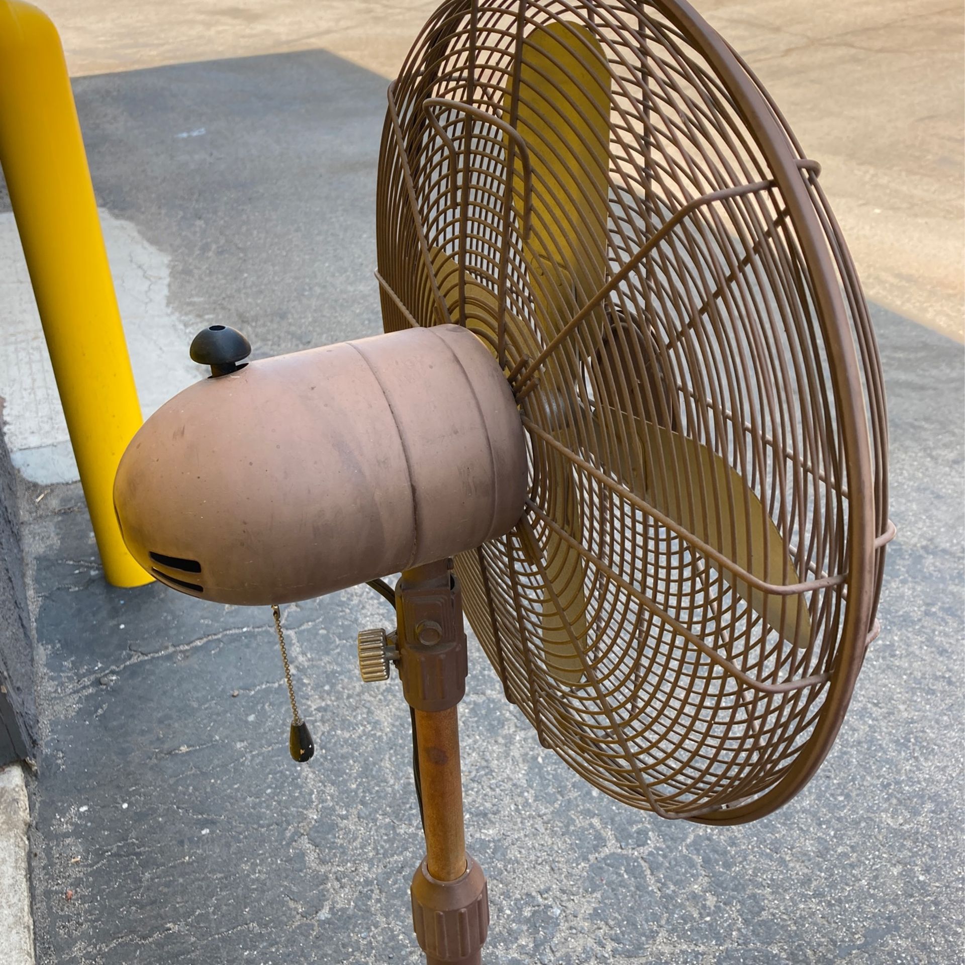 Hampton Bay Pedestal Vintage Fan. Has Speed Settings And Oscillating.