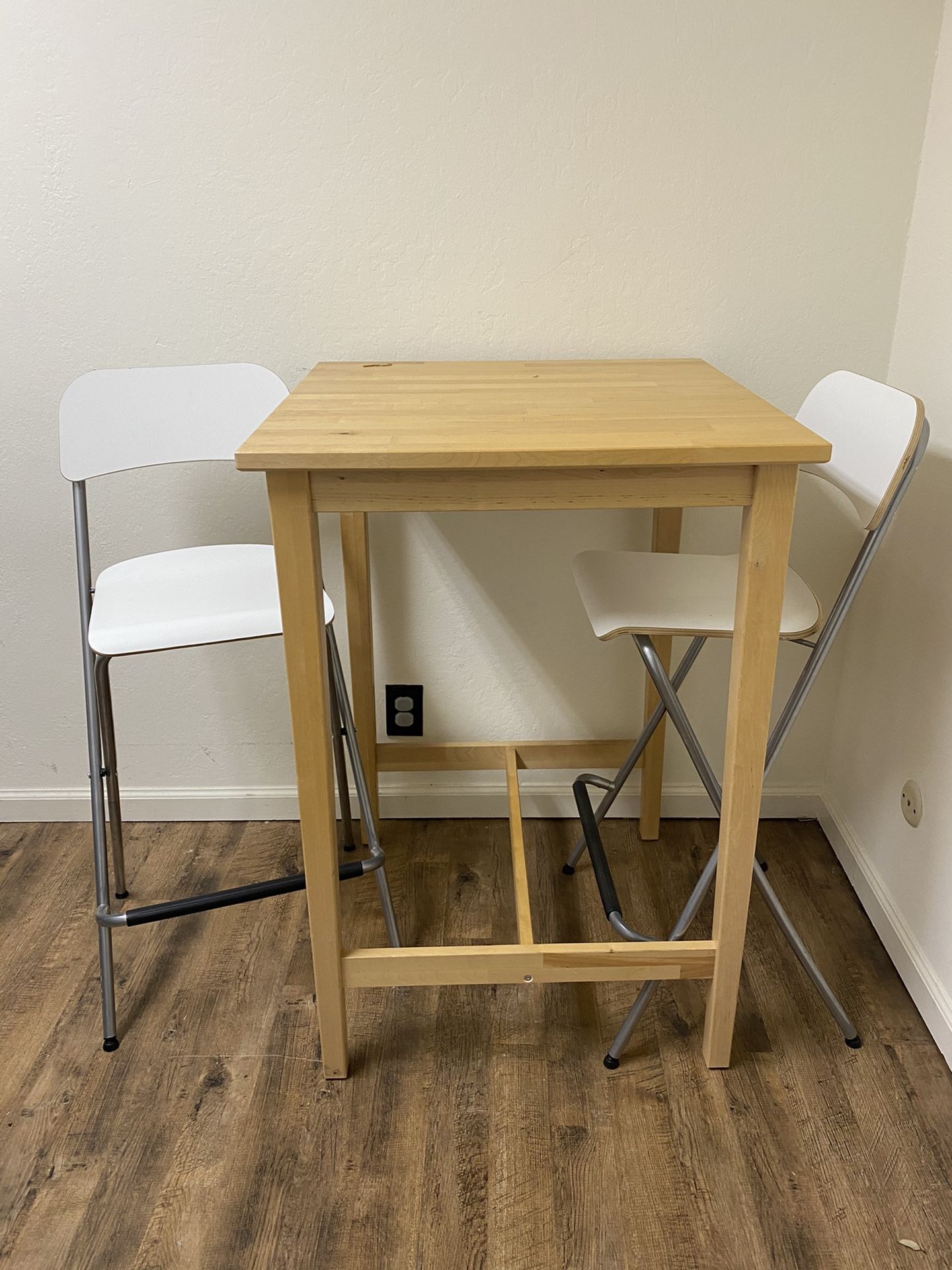 Square bistro Table + 2 Chairs
