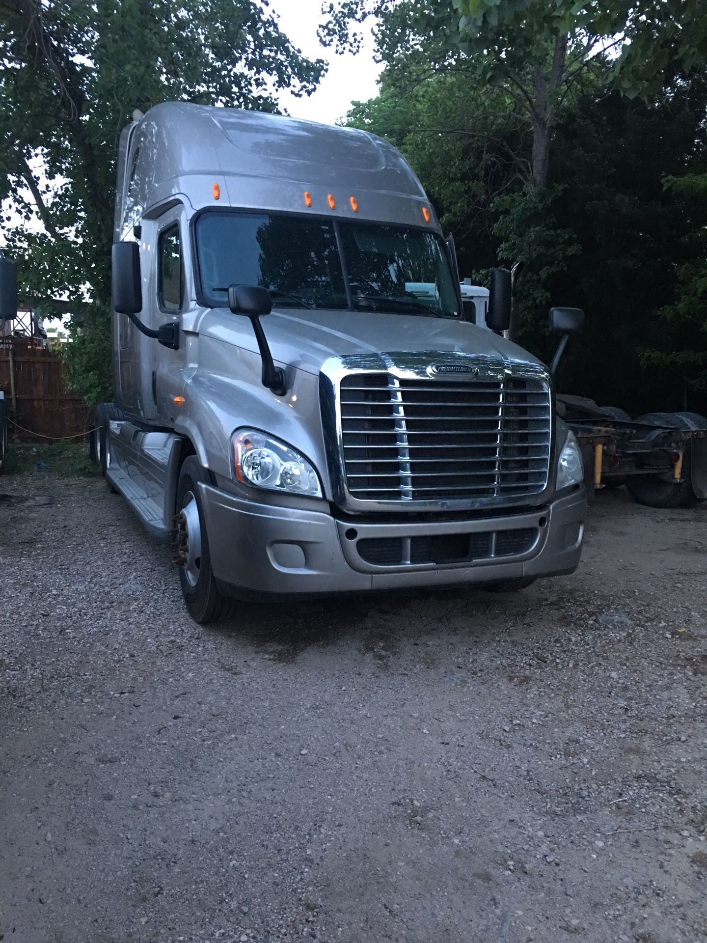 2011 Freightliner Cascadia Detroit DD15 y 10 spds transm, Dump