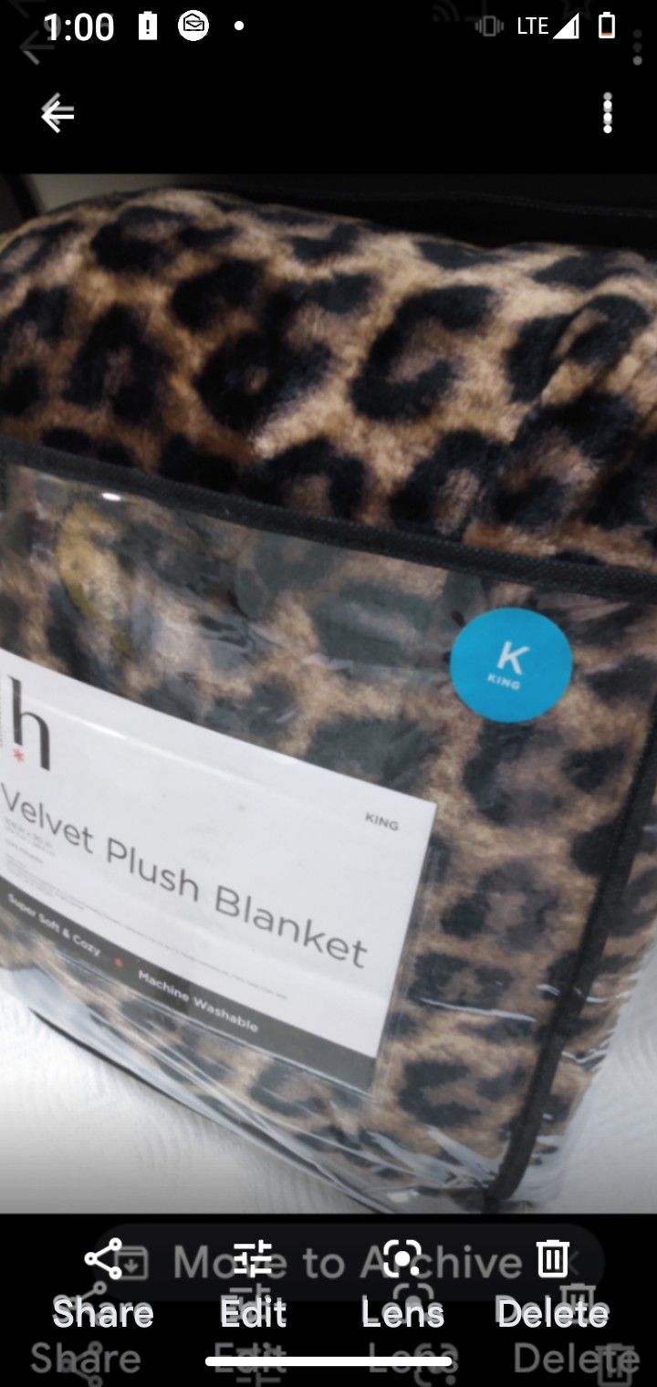 BRAND NEW - BEAUTIFUL SUPER SOFT AND COZY LEOPARD PRINT BLANKET