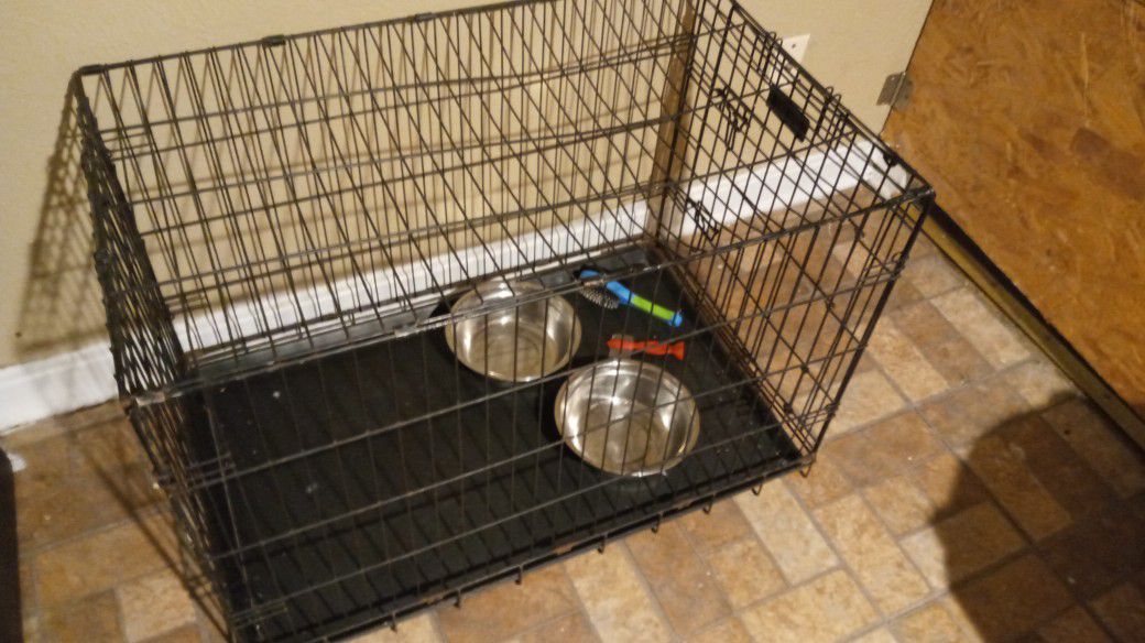 Large Dog Cage w Bowls