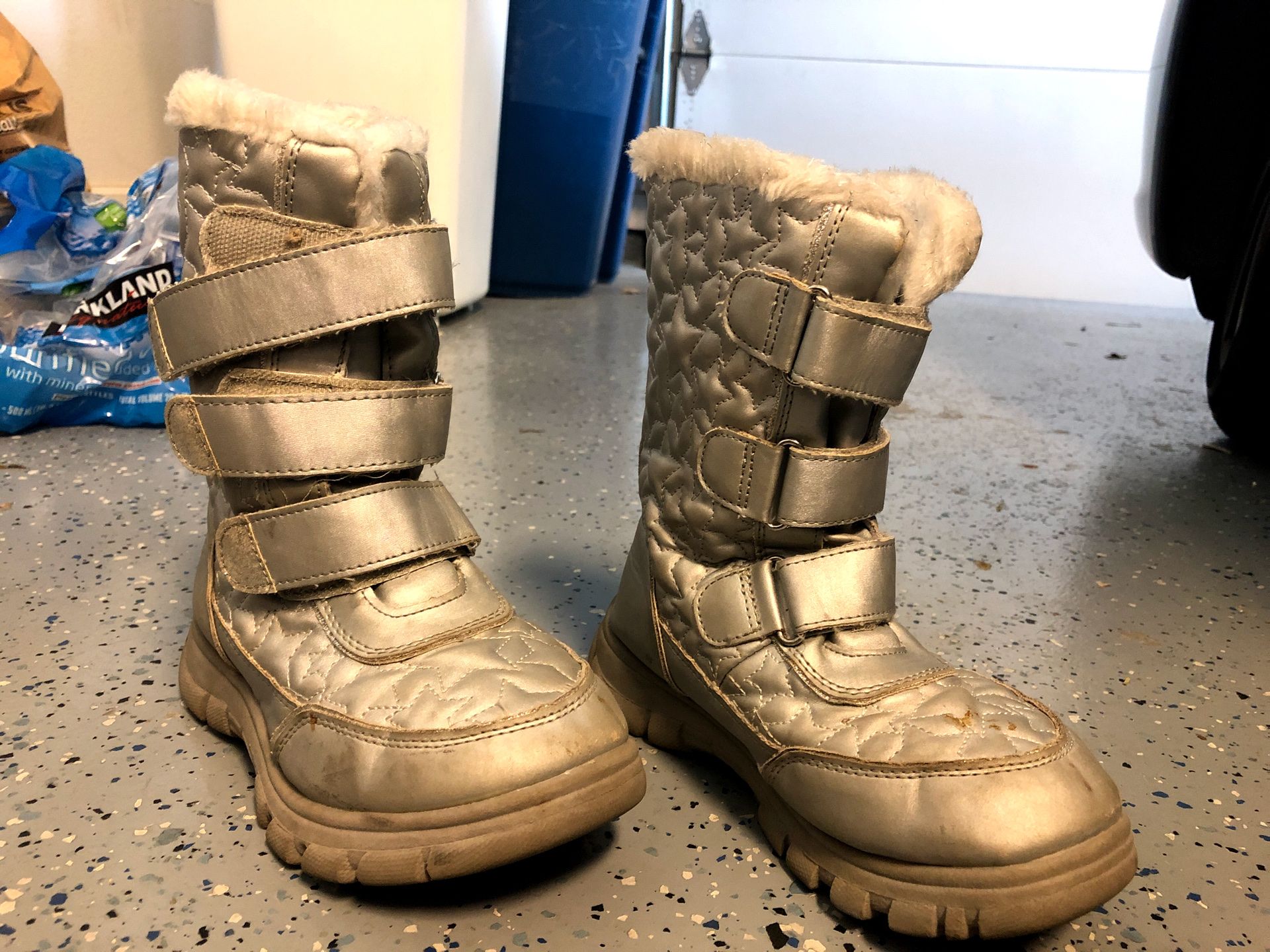 Girls snow boots size 2