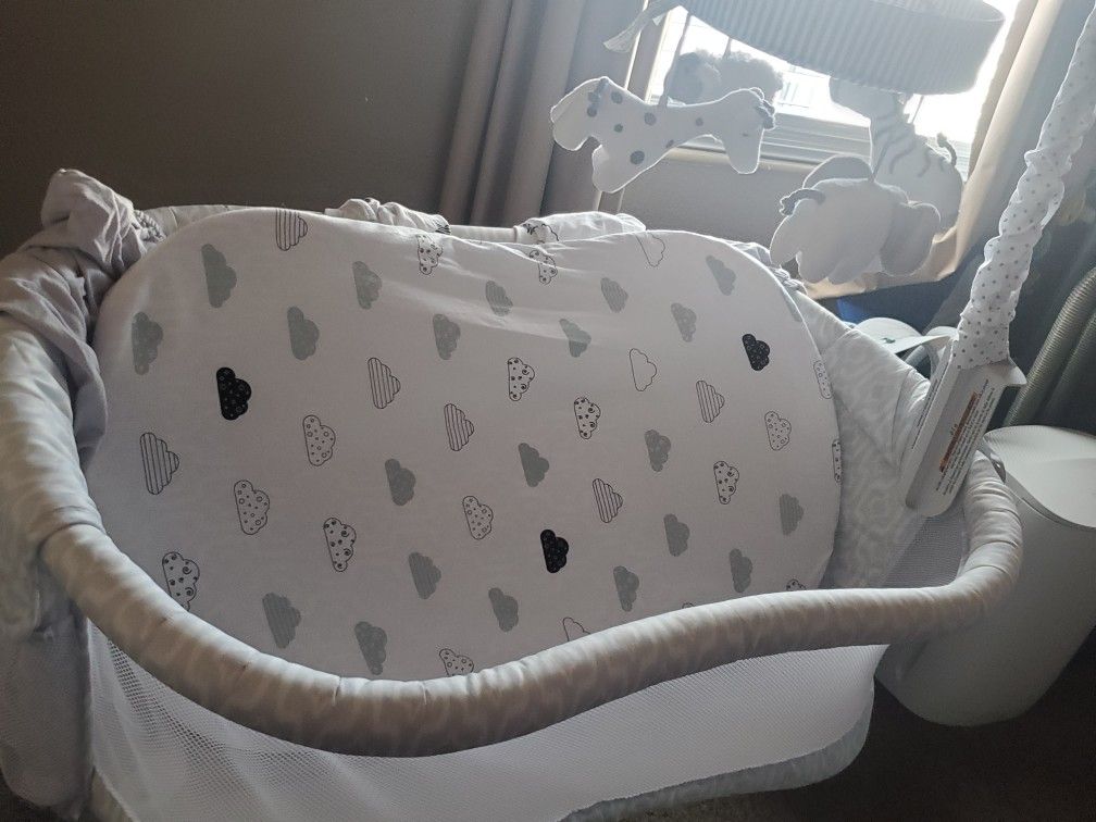 Halo Bassinet, Including Two By Two Crib Mobile & 5 Fitted Sheets