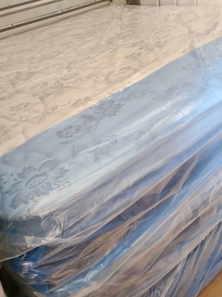 TOTALLY NEW QUEEN MATTRESS PILLOW TOP SET WITH BOX SPRING - WE DELIVER 🚚