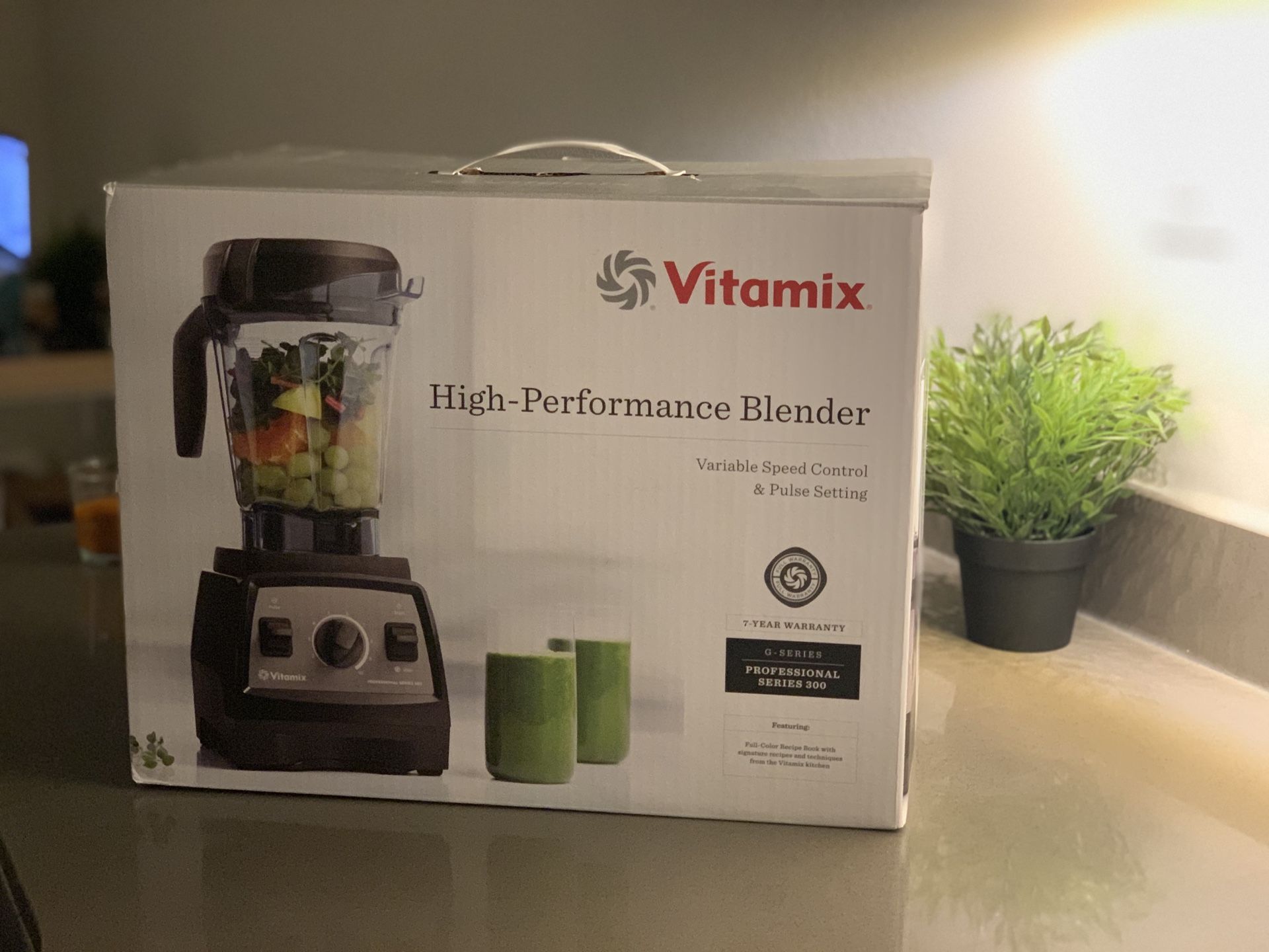 Vitamix professional series 300 powerful blender with the box, recipe book and warranty