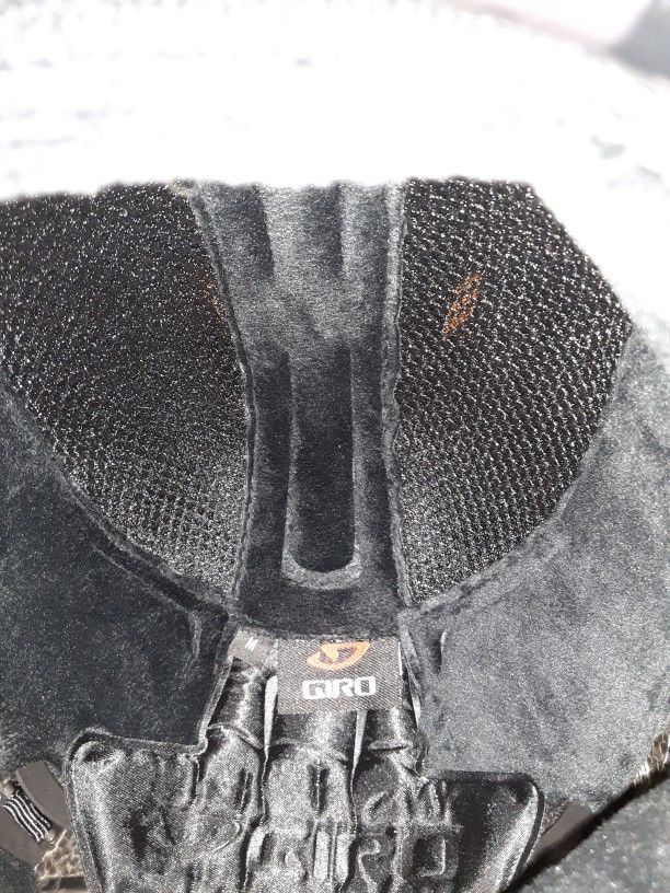 GIRO SNOWMOBILE, SNOWBOARD, SNOWHICKING HELMET LIKE NEW $45 FIRM PRICE