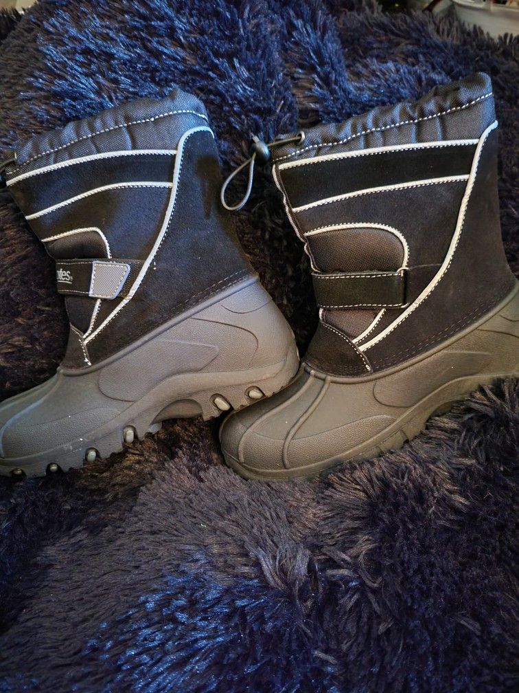New In Box Boys Waterproof Snow Boots