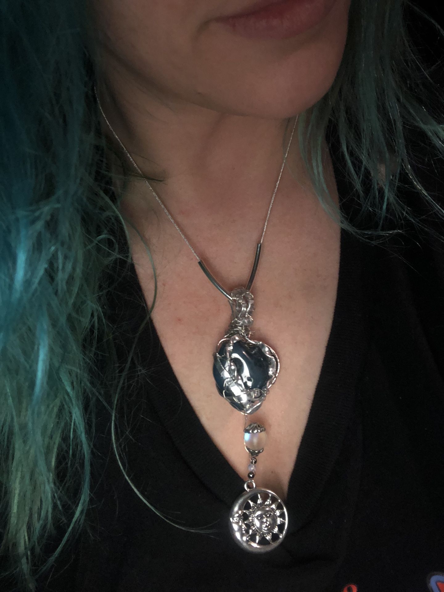Blue Onyx with dangling Moonstone 🌬🍃