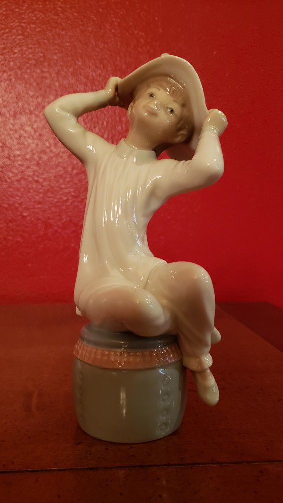 Lladro figurine "Girl With Bonnet Sitting On Stool" #1147