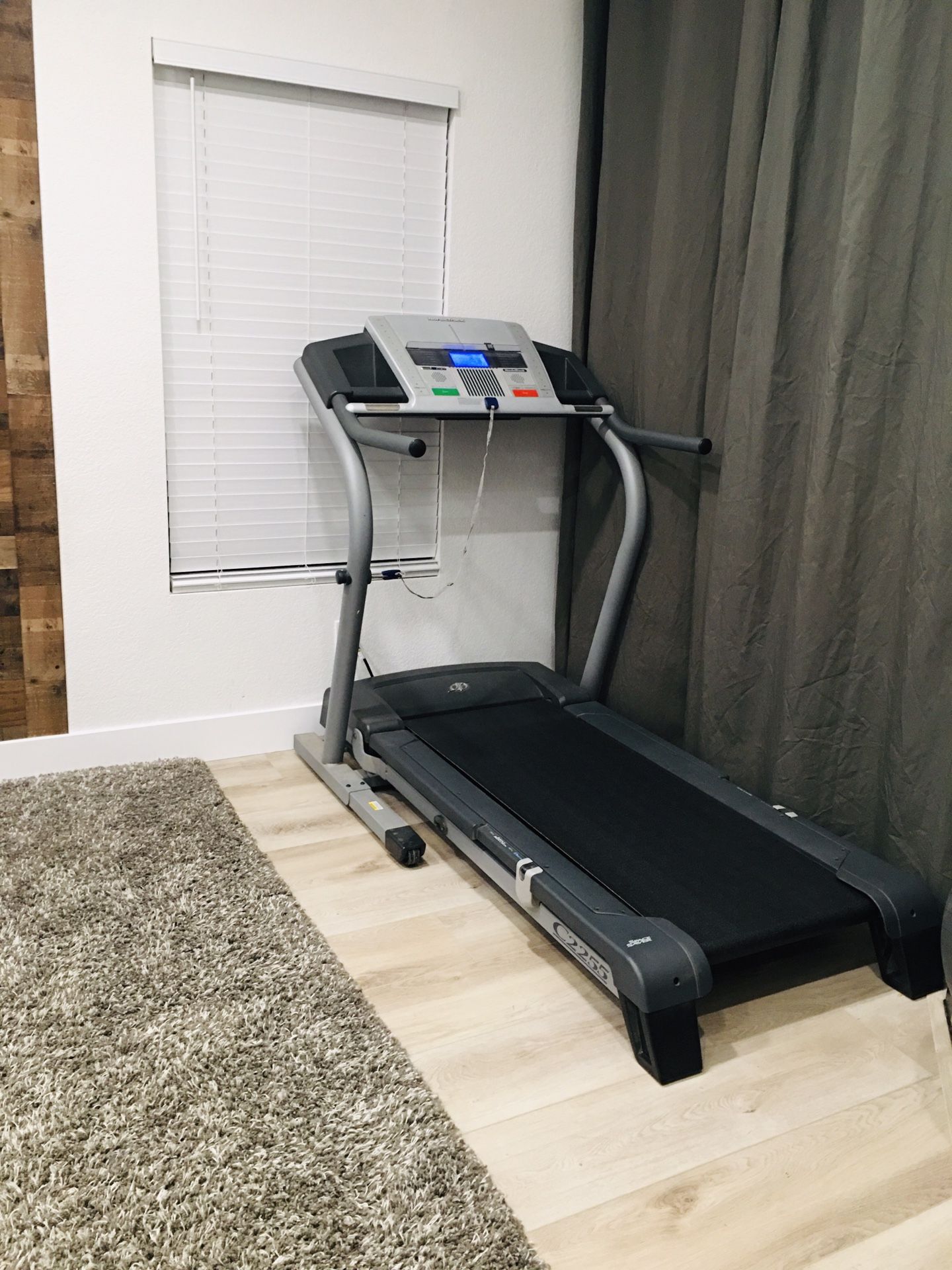 Need this for your home gym? Nordic Track NordicTrack C2255 Tread Mill