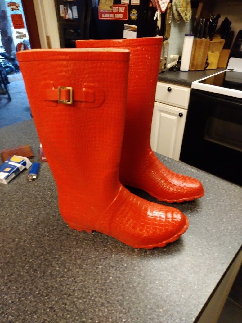 GIRLS. RED RUBBER ALLIGATOR BOOTS. SIZE. 8. WORN COUPLA TIME LOOK NEW. HENERY FEARRIA. NEW YORK