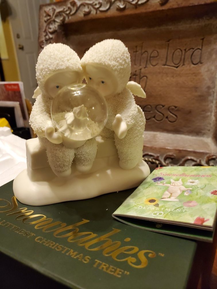 Figura de porcelana de snowbabies nueva en su caja mide 4.5 de alto