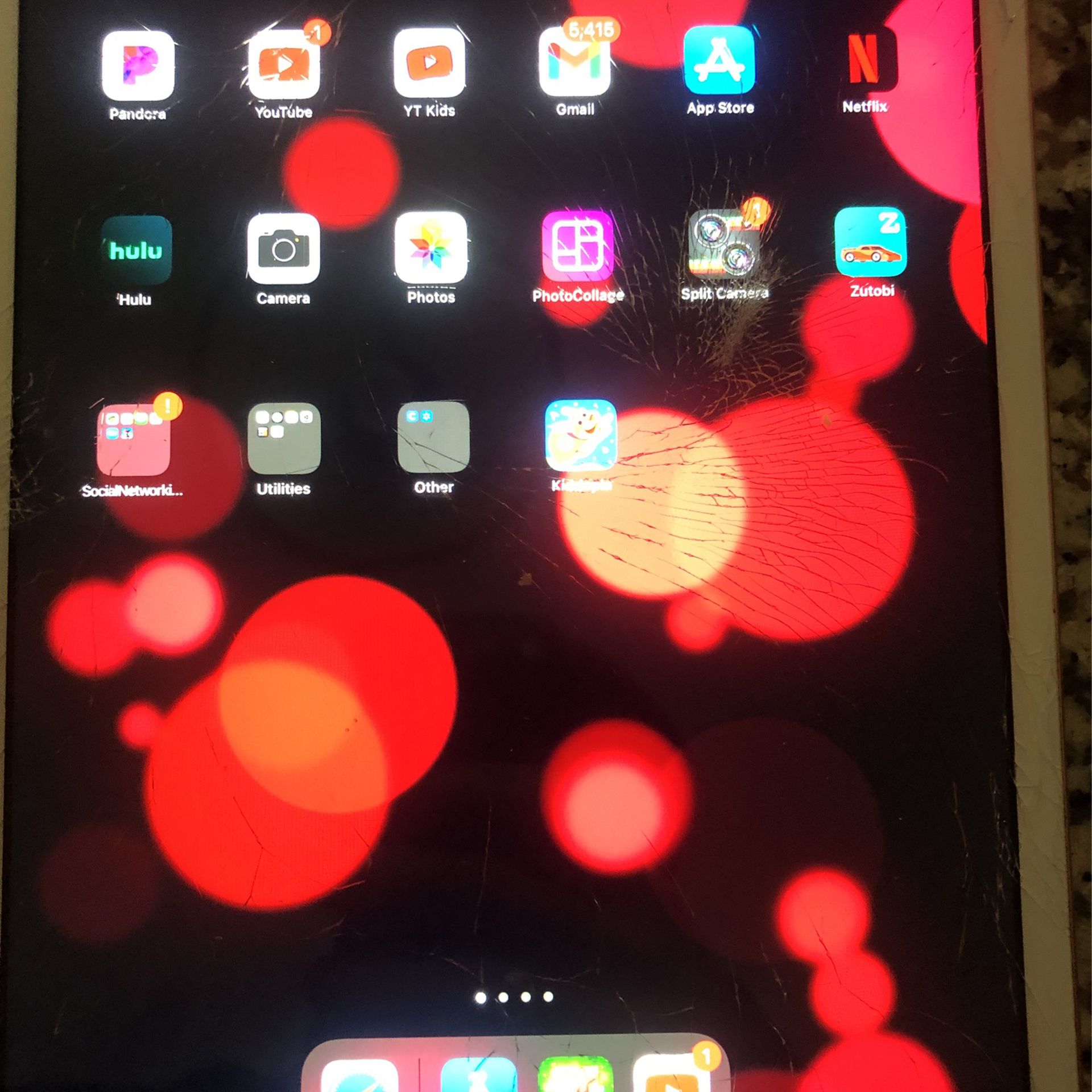 iPad 8th Gen Unlocked Has Cracked Screen But Works Fine 