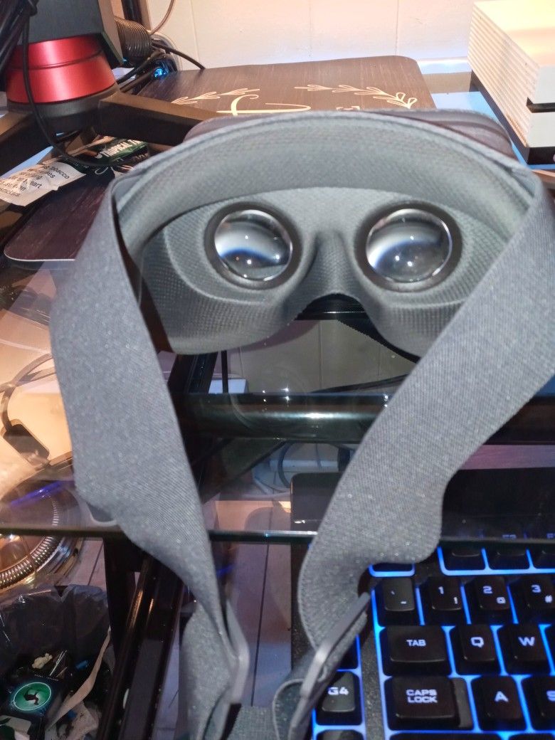 Google Daydream 2 VR Headset W/Remote. Excellent Quality