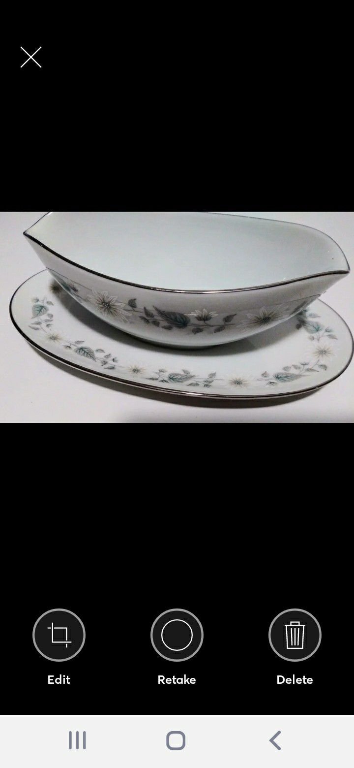 Gravy Boat with Attached UnderplateWellesleyby NORITAKE