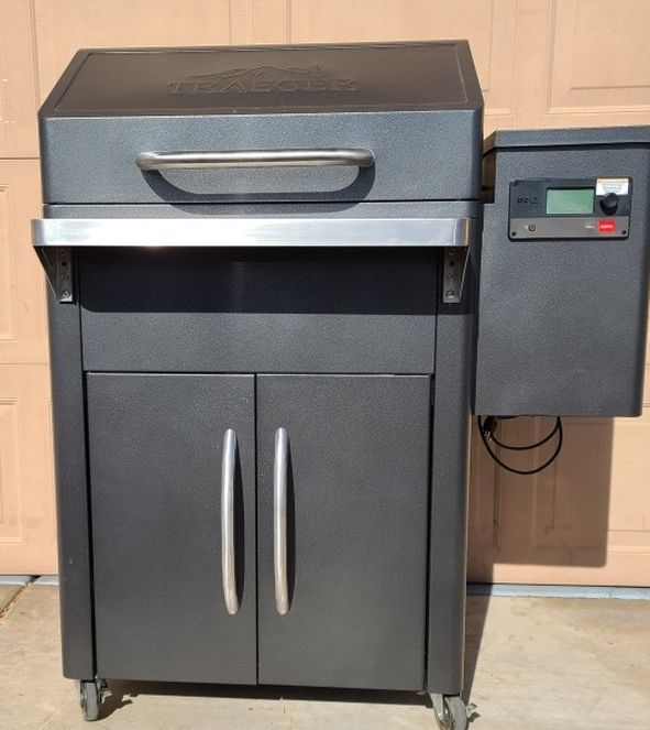 Traeger Silverton 620 Smoker Cover, Drip Trays, and Pellets for Sale