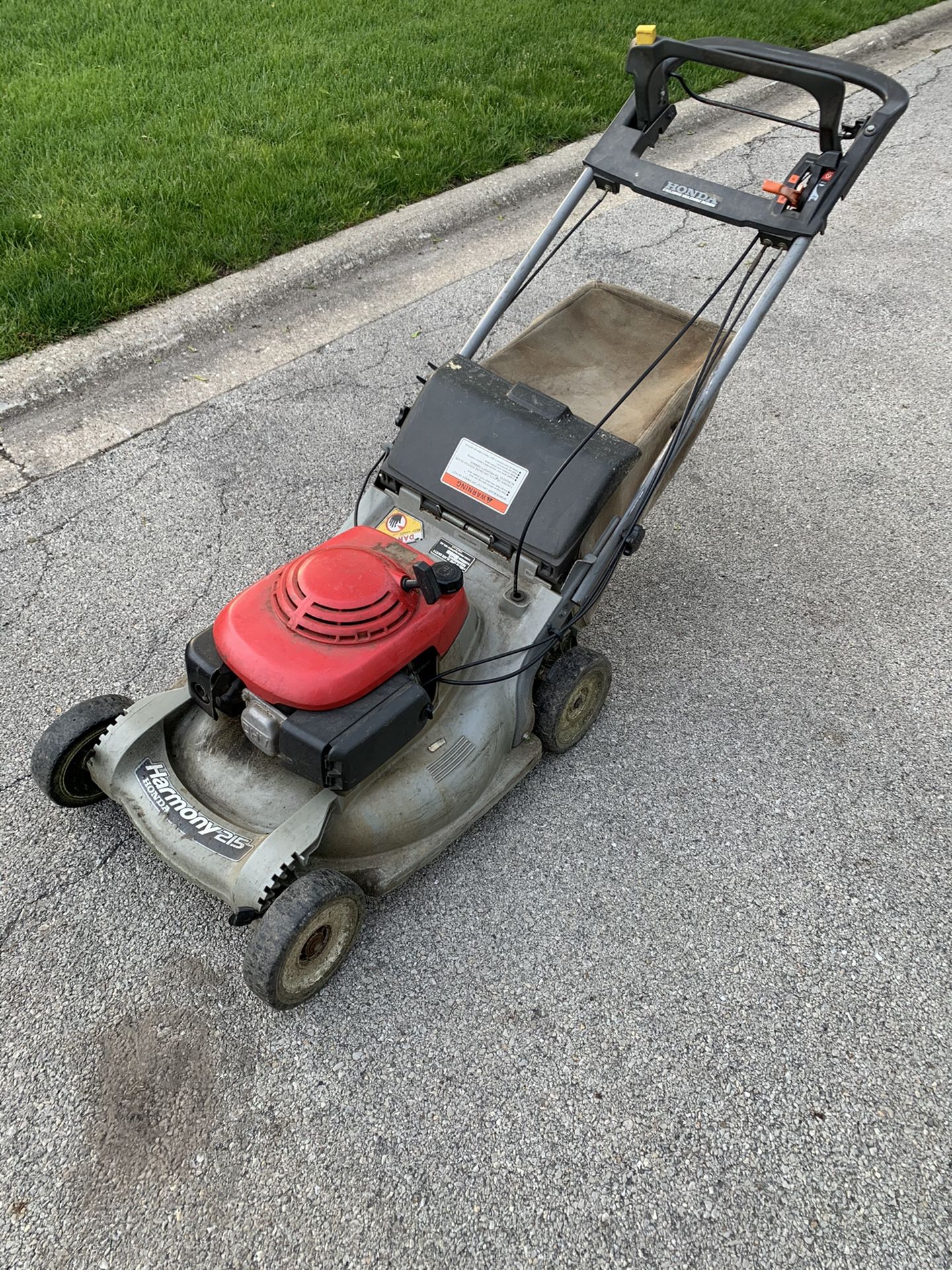 Honda Harmony 215 Self propelled lawn mower with bag. Runs and cuts ...