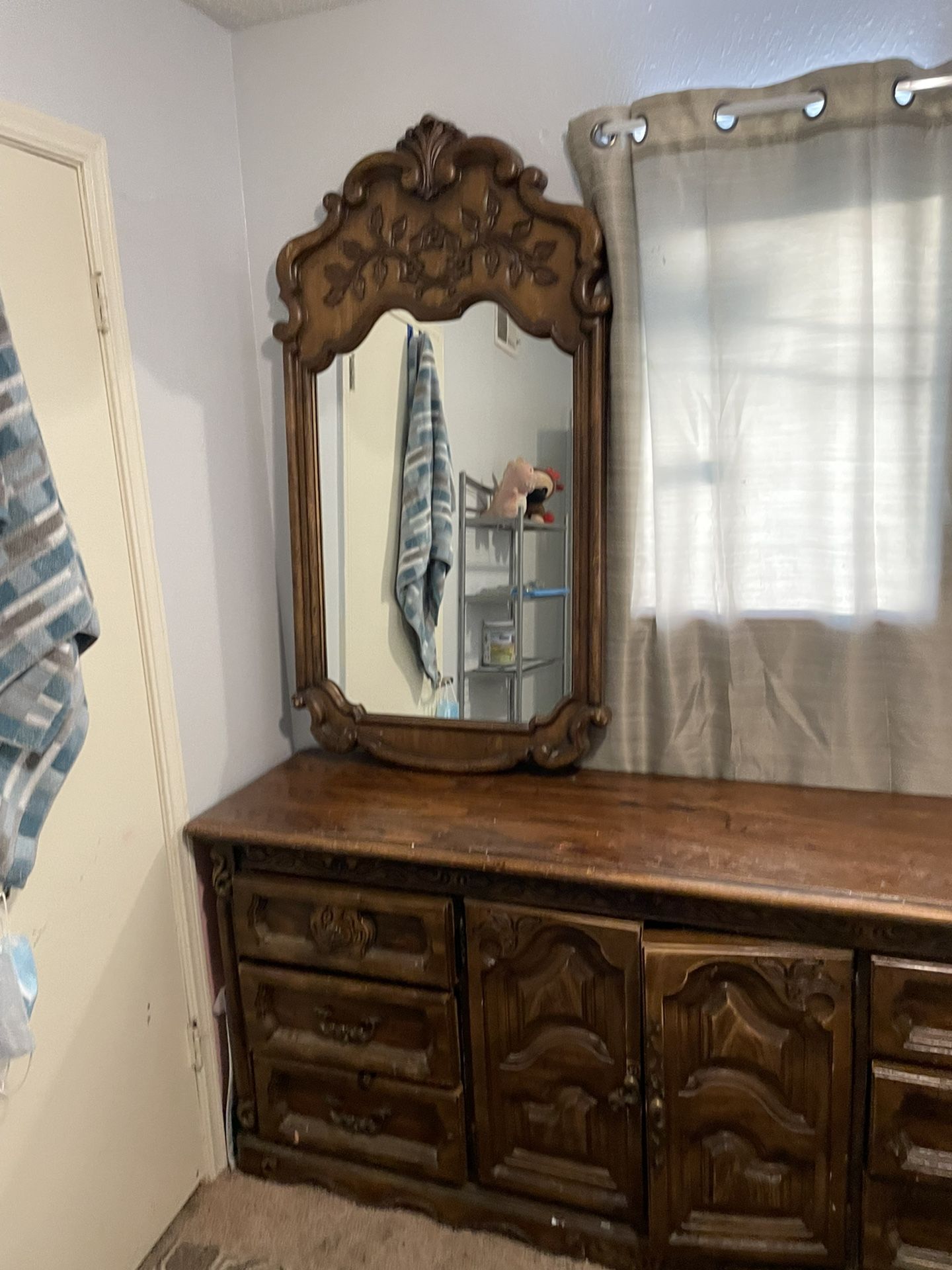Dresser With Mirror