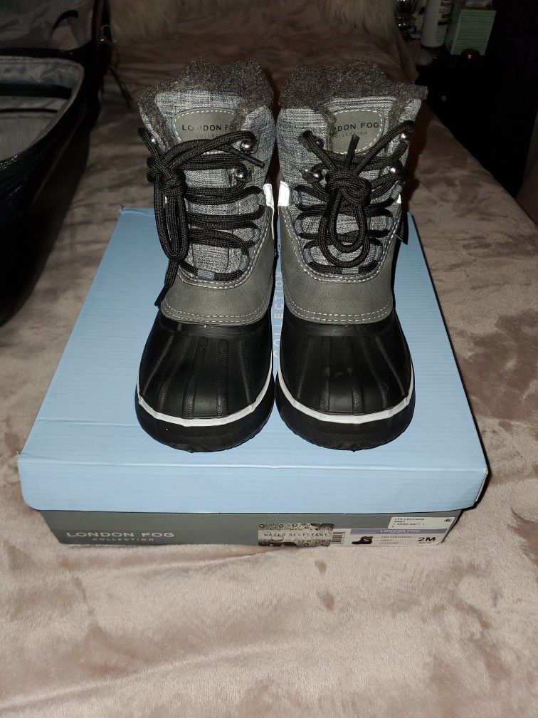 kids snow boots (new size 2)