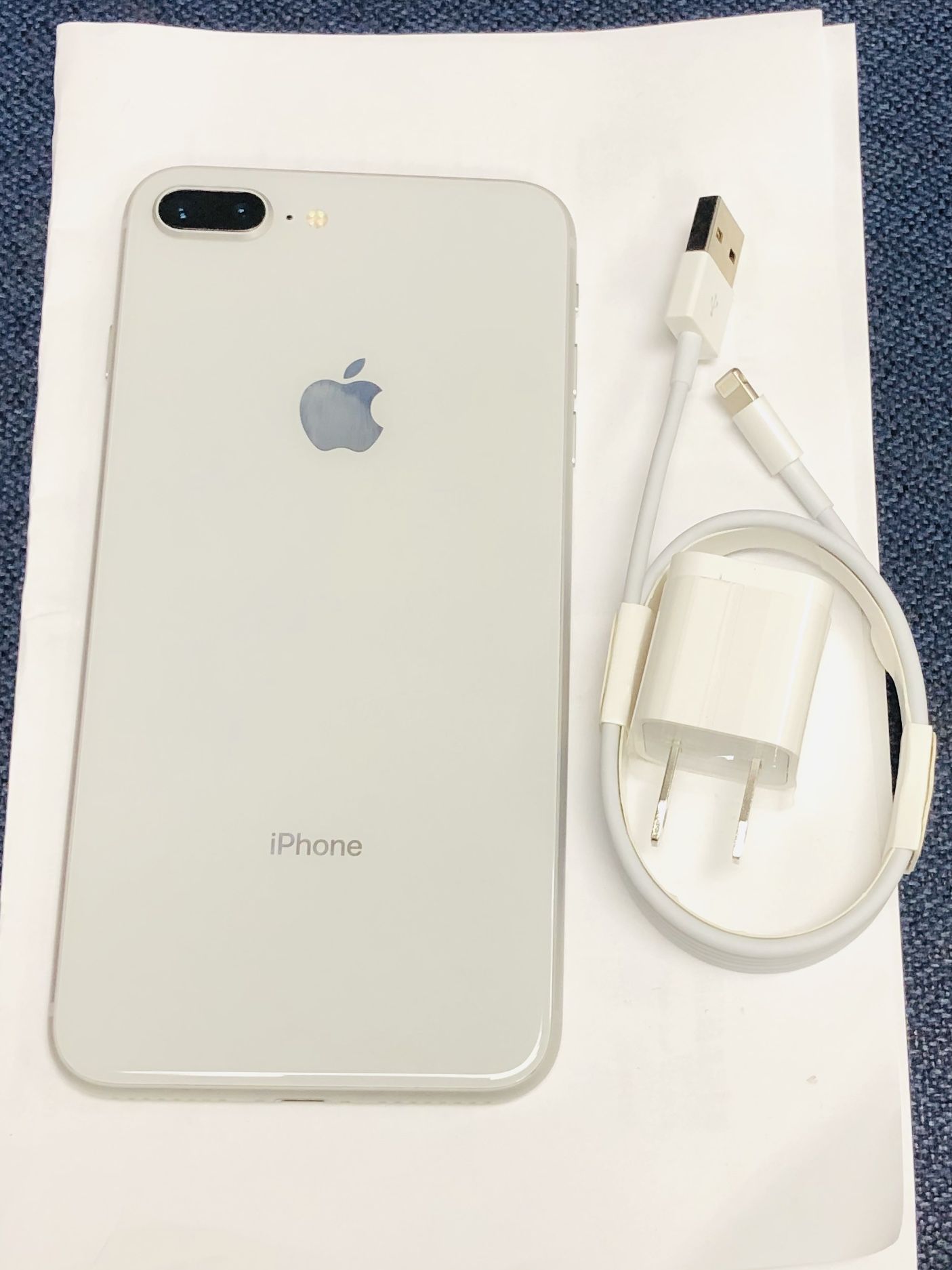 Factory unlocked apple iphone 8 plus 64 gb , store warranty