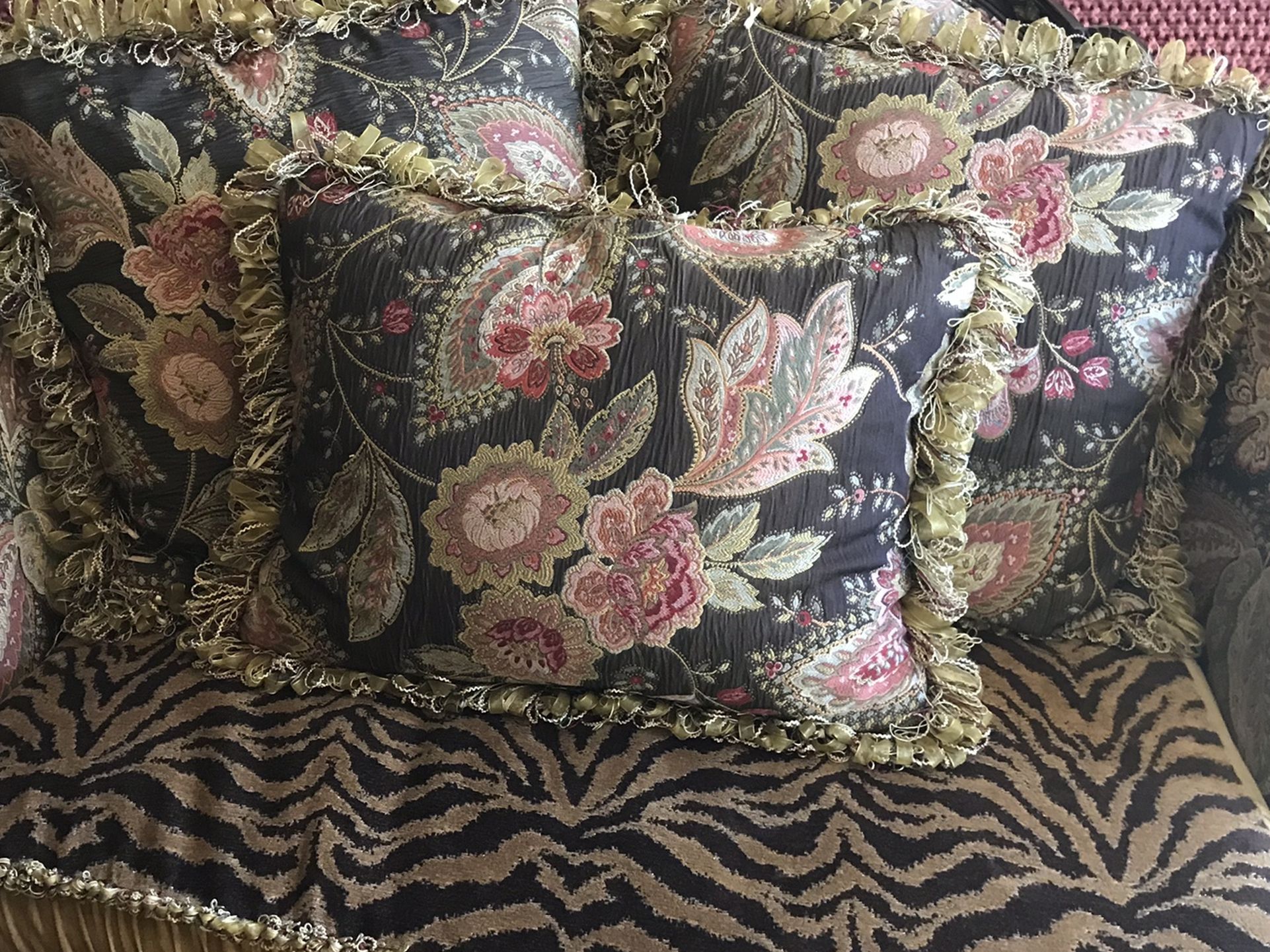 Animal print setee