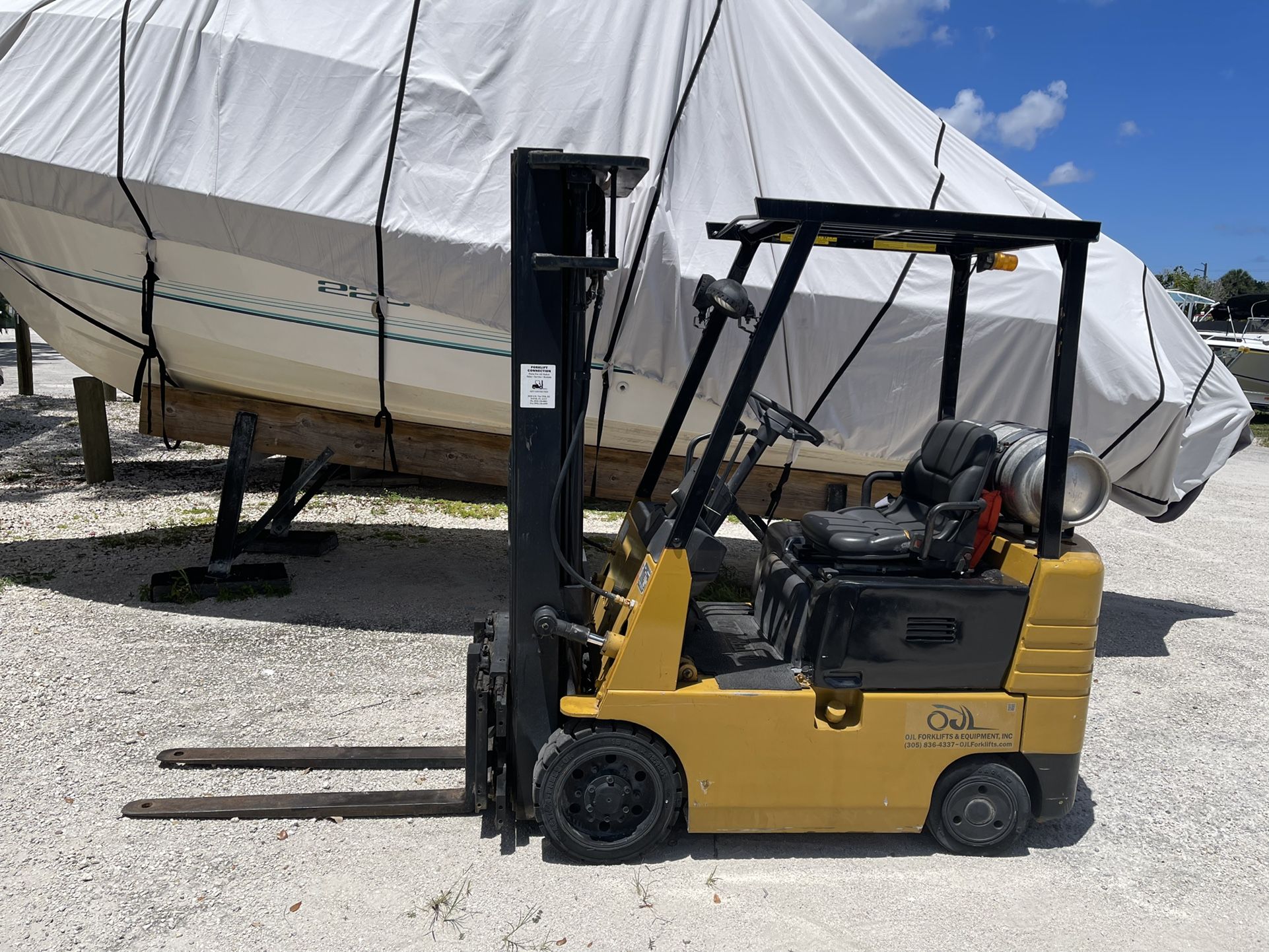 Very nice Cat 3500lb Three Stage Forklift Works Perfect