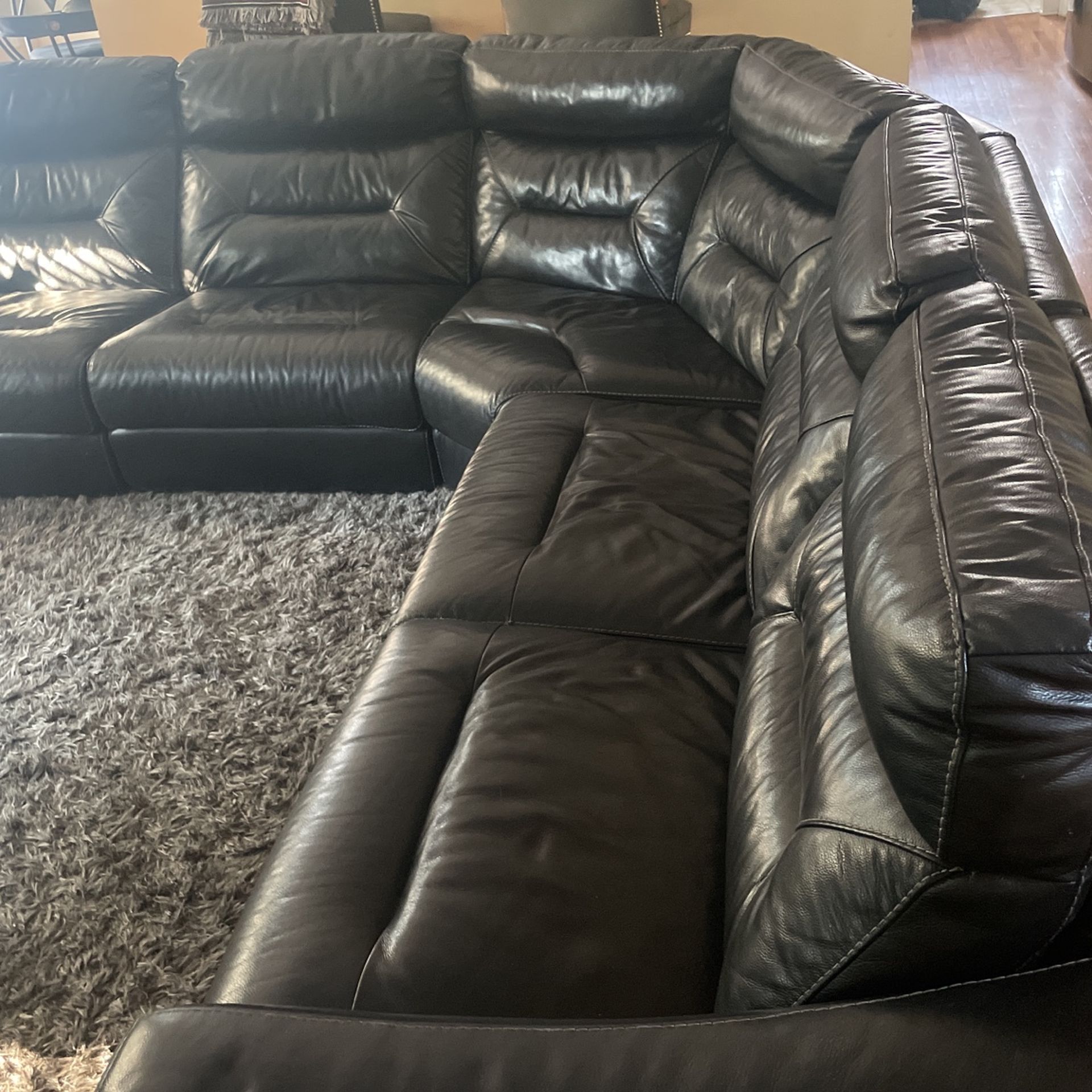Leather Sectional In Excellent Condition