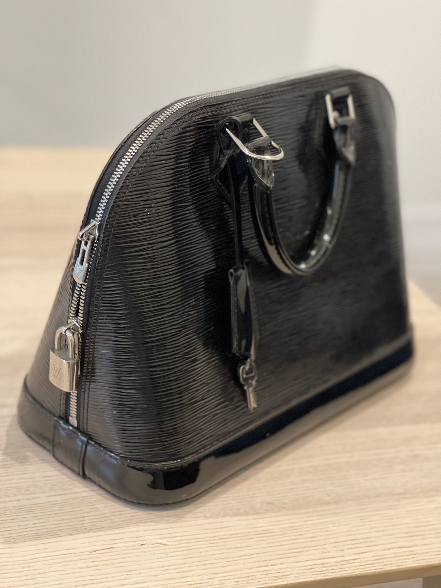 Louis Vuitton - Alma Bag 