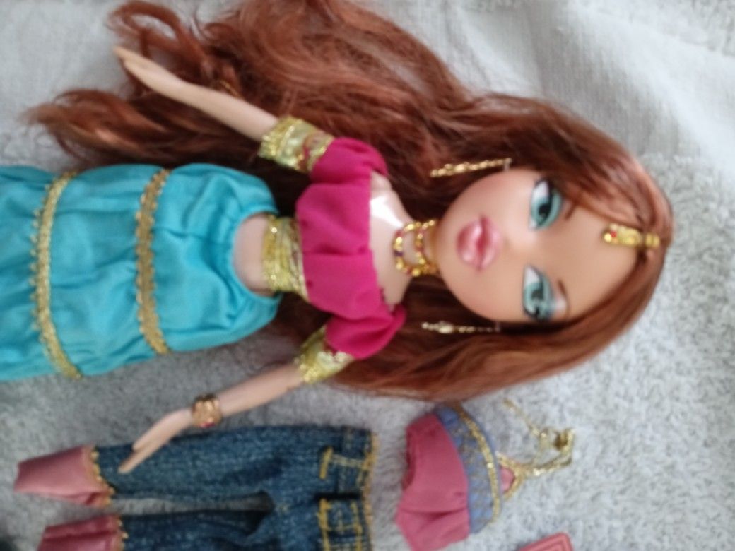 Bratz Genie Doll Megan With Extra Outfit