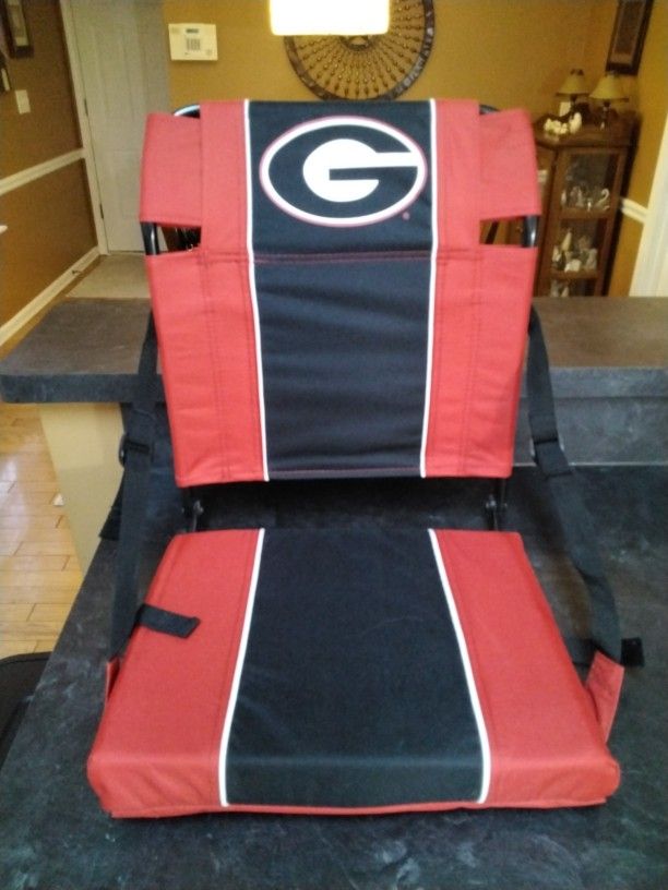 A Georgia Sit That Folds And Has Shoulder Strap . It's Like New . See Size .