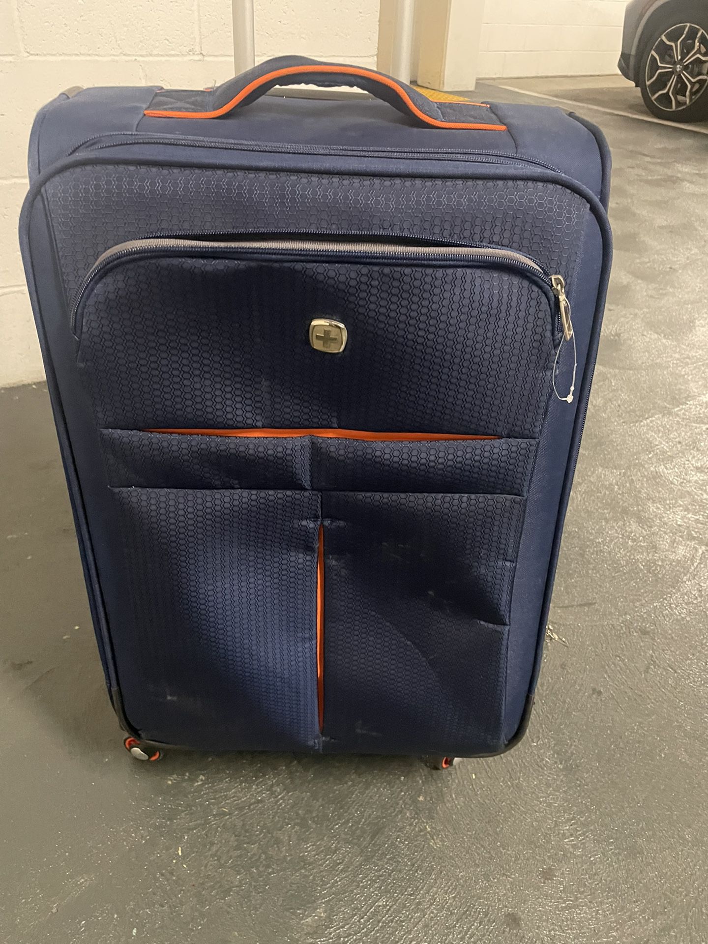 Swiss Gear Luggage 24x16x10  Like New.  Tags Still On 