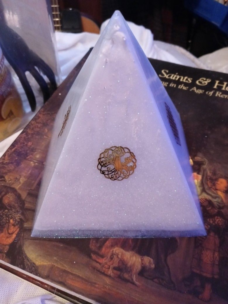 Mystical Pyramids For Taro Card Reading