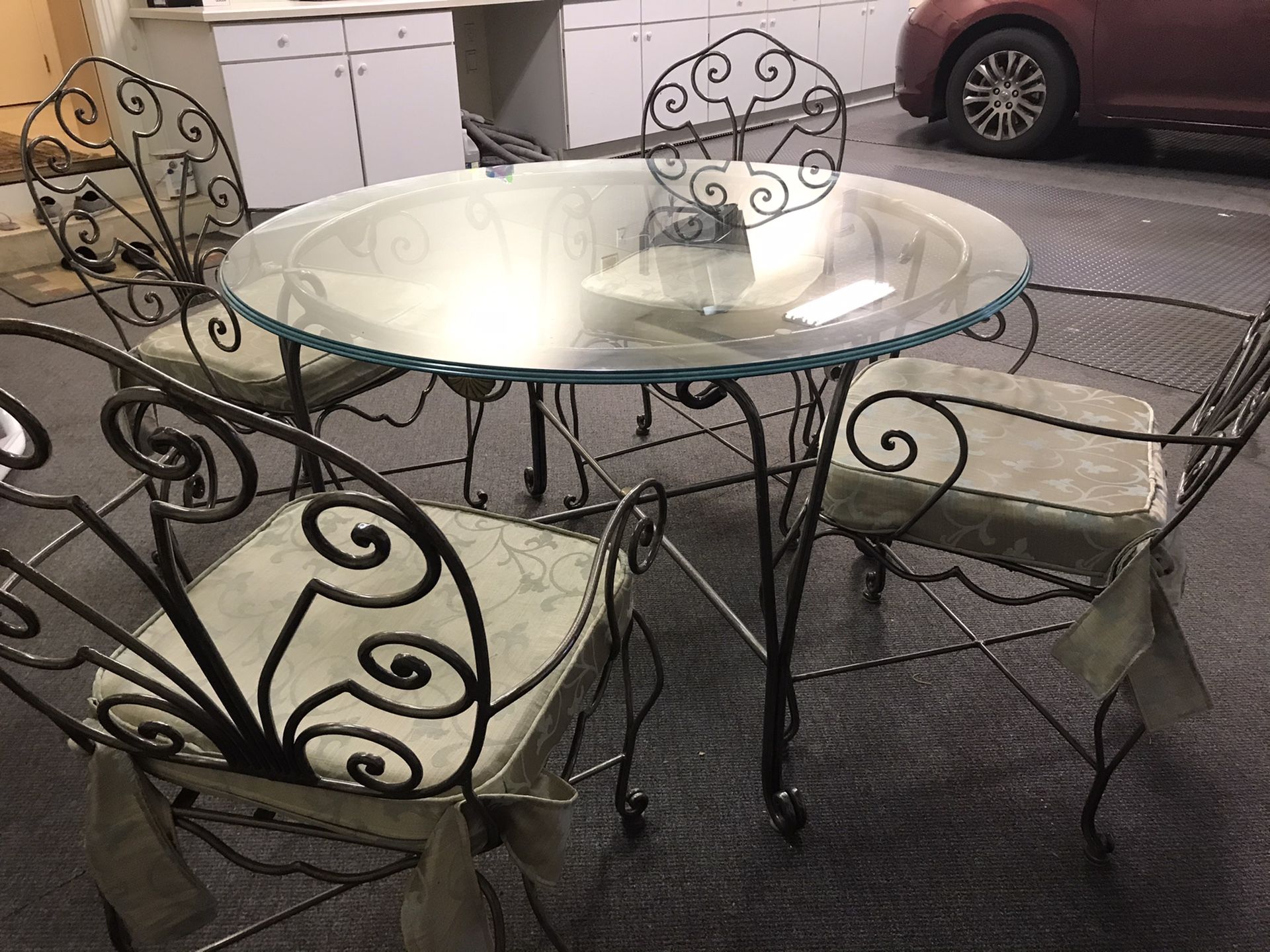 Beautiful Glass 5pc dining nook or patio set