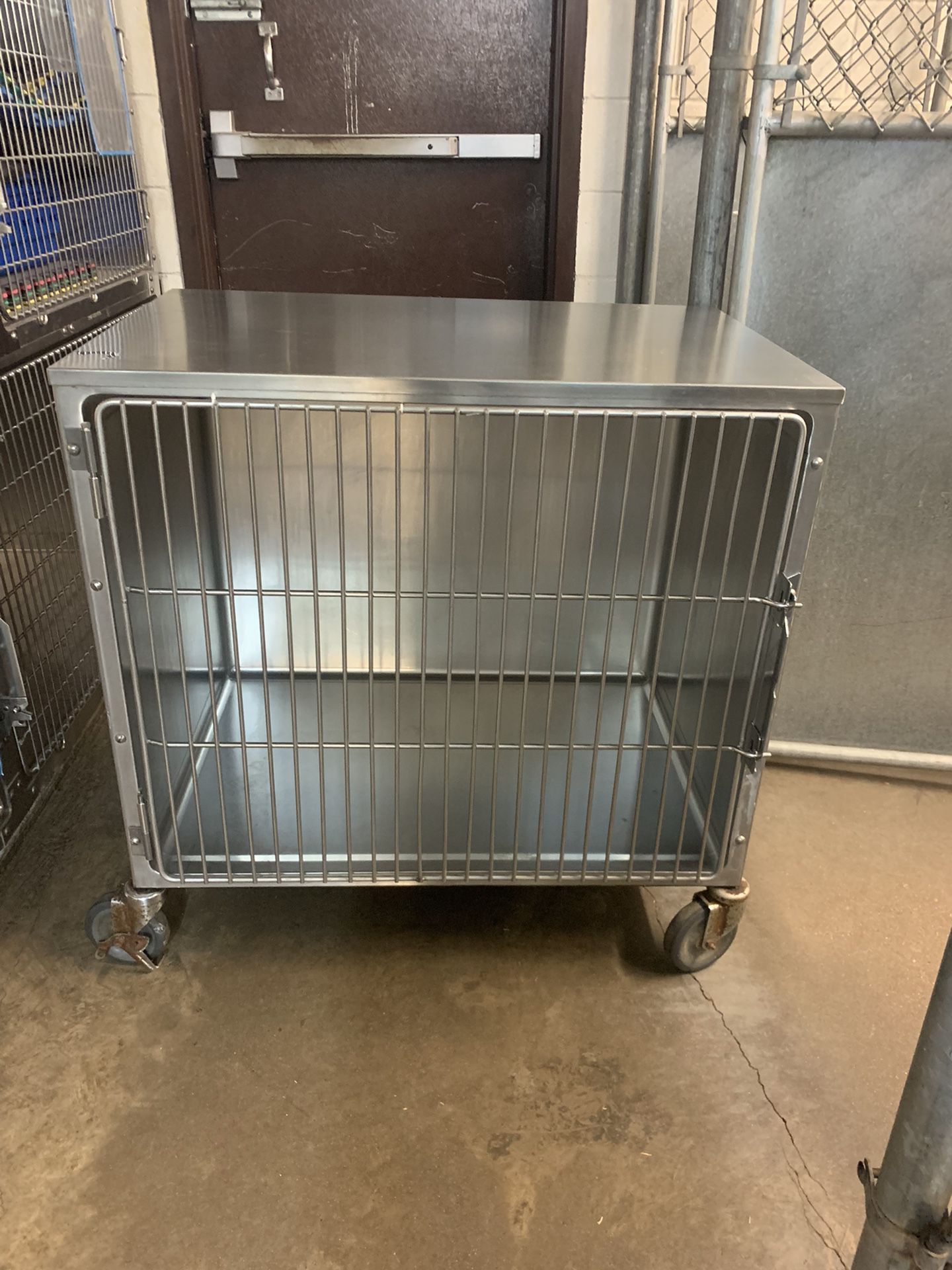 Professional enclosed Dog kennel cage