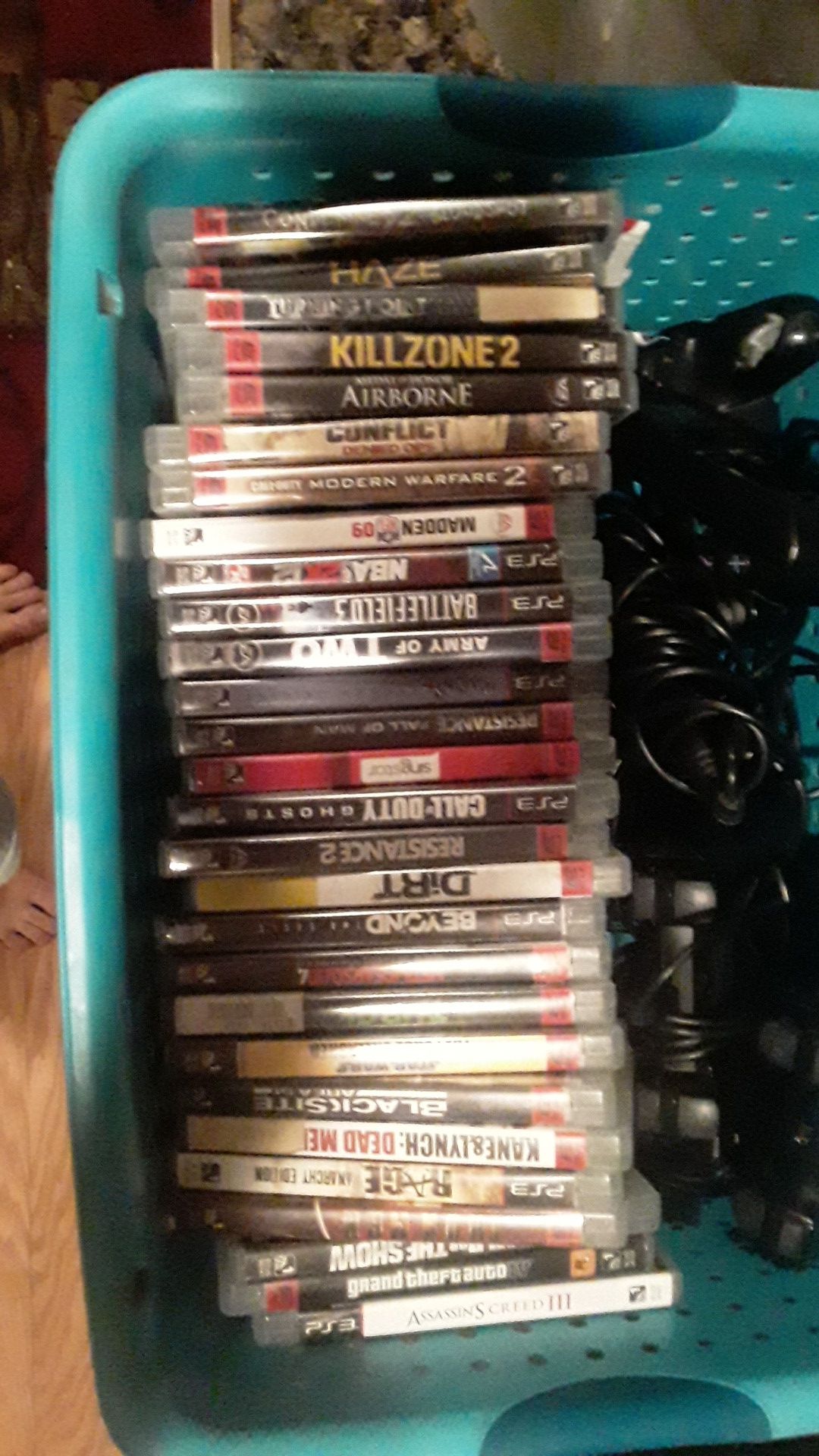 Ps3, microphone, 4 controllers, ps4 TV remote, 29 games