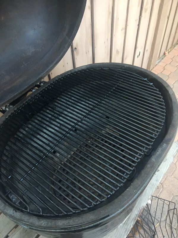 Primo oval XL Kamado smoker grill