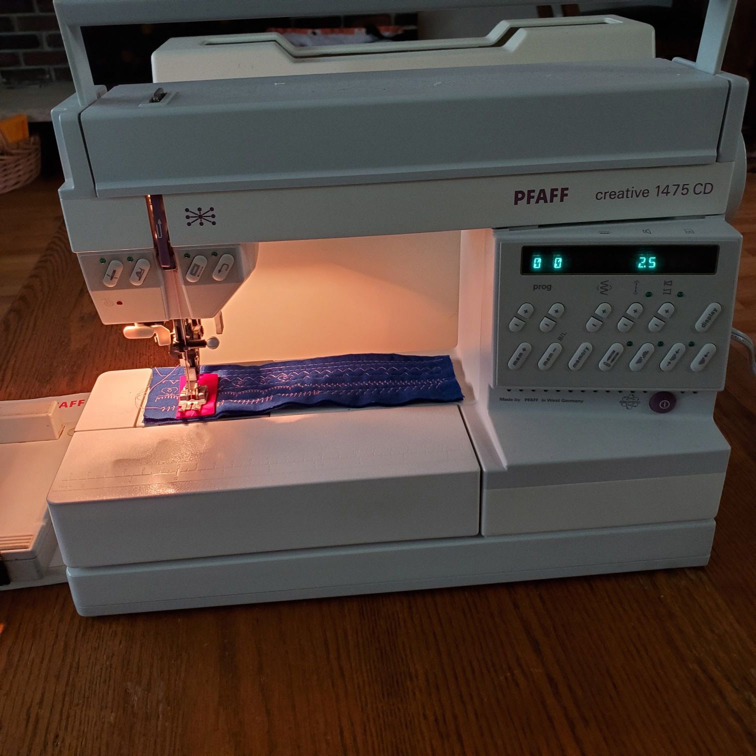 Pfaff creative 1475 CD Computerized Sewing Machine for Sale in Federal
