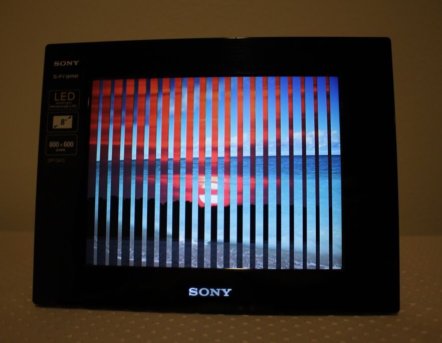 Sony Digital 8” Photo Frame | LED Backlight | 800 x 600 pixels | Remote Control | DPF-D810 | Features: Slideshow, Clock, Calendar